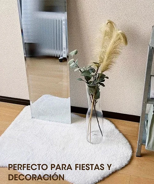 lfombra de felpa suave y confortable, ideal para aportar calidez y estilo a distintos espacios del hogar. su textura agradable al tacto brinda una sensación cómoda, perfecta para el uso diario. cuenta con base antideslizante que brinda mayor seguridad. medidas aproximadas: 50 x 80 cm. material: poliester.